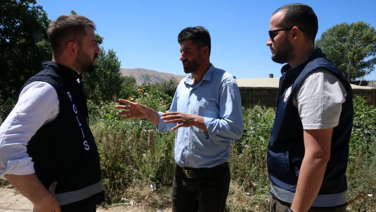 BİTLİS - Polisler dağda kaybolan 55 koyunu dronla buldu1