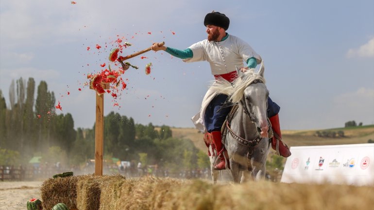 Sultan Alparslan'ın diyarında gösteri yapacak atlara özel bakım