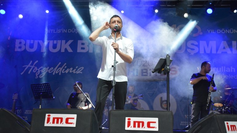 Bitlis'te Mehmet Erdem konser verdi