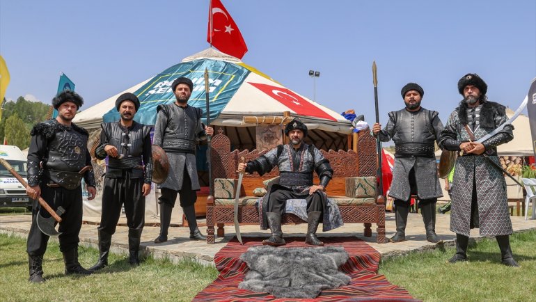 Tiyatro sanatçıları, Konya'dan getirilen özel kıyafetlerle Sultan Alparslan'ı temsil ediyor