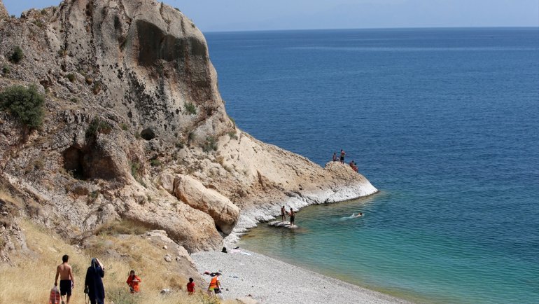 "Doğal sit alanı" Van Gölü'nün çevresinde temizlik seferberliği başlatılıyor