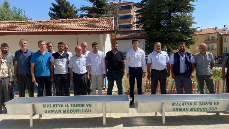 Doğanşehir'de hayvan yetiştiricilerine gölgelik ve sıvat dağıtıldı