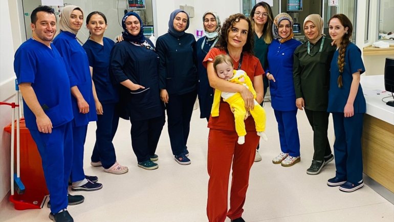 Doğuştan kalp hastası bebek 2,5 aylık yoğun bakım tedavisiyle hayata tutundu1