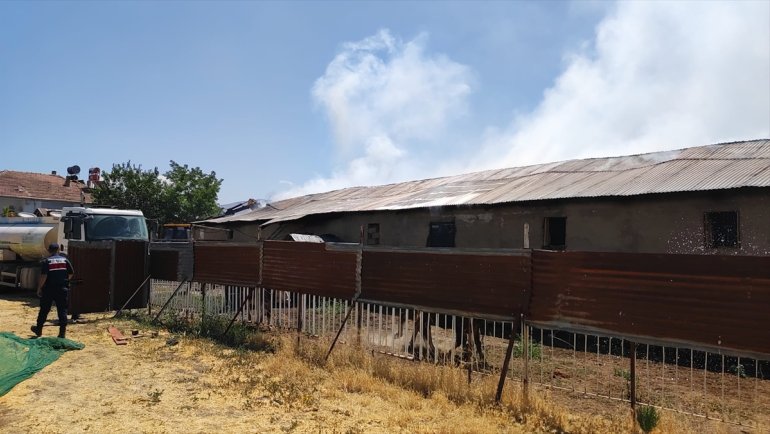 Elazığ'da ahırda çıkan yangında 30 ton saman yandı