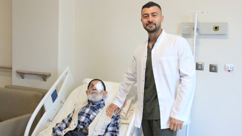 Elazığ'da 100 yaşındaki hastaya katarakt ameliyatı yapıldı