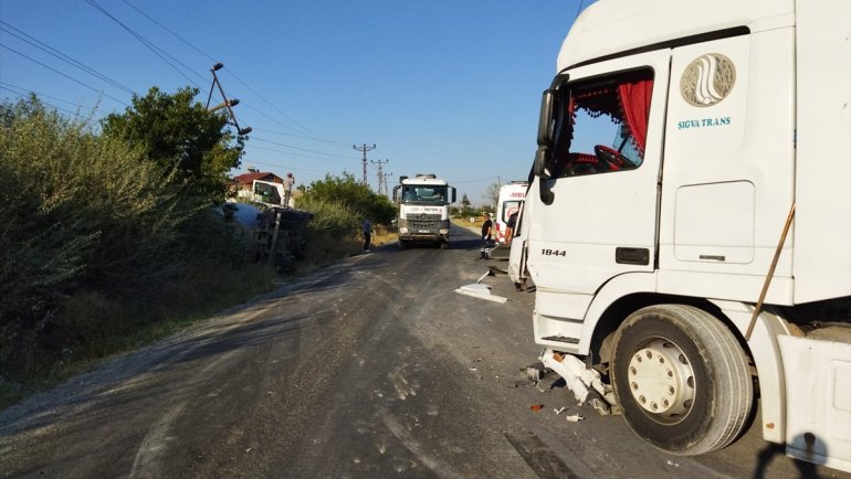 Elazığ'da beton mikseriyle tırın çarpıştığı kazada sürücüler yaralandı