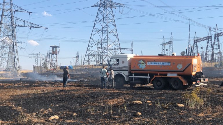 Elazığ'da çıkan ot yangını trafo merkezine sıçramadan söndürüldü
