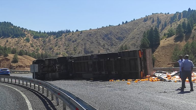 Elazığ'da devrilen meşrubat yüklü tırın sürücüsü yaralandı