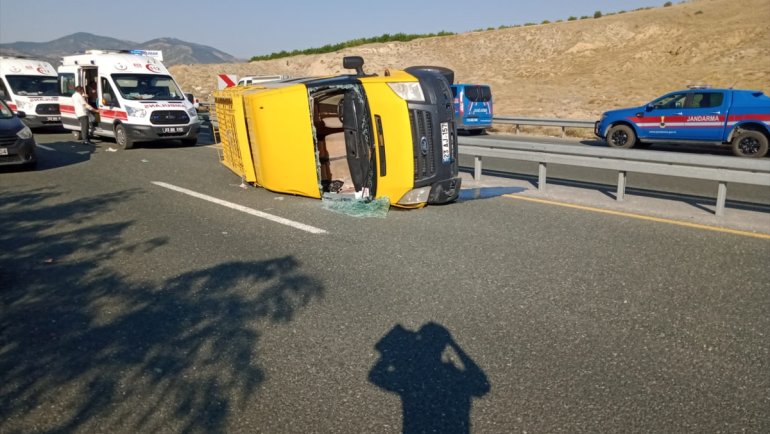 Elazığ'da düğünden dönenlerin bulunduğu minibüsün devrilmesi sonucu 14 kişi yaralandı