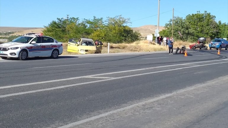Elazığ'da traktör ile otomobilin çarpıştığı kazada 2 kişi yaralandı