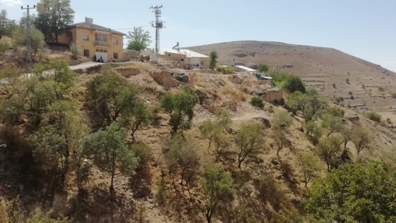 Elazığ'da devrilen traktörün sürücüsü yaralandı