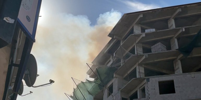 Elazığ'da inşası süren binanın çatısında çıkan yangın söndürüldü