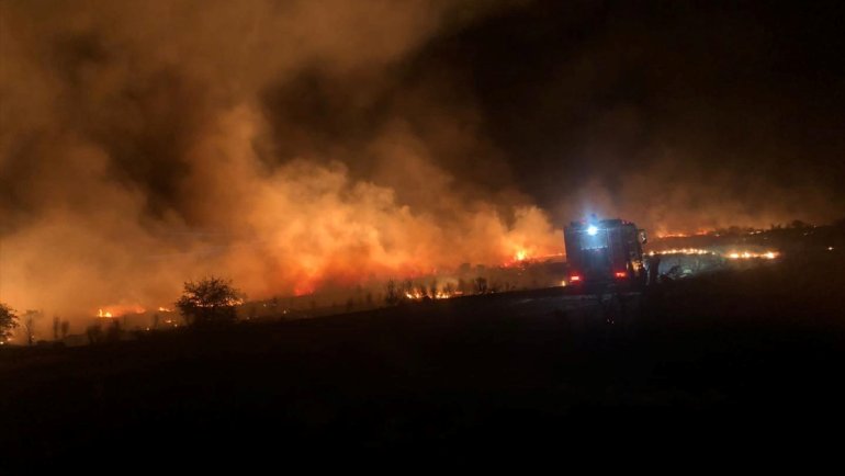 Keban'da çıkan örtü yangını söndürüldü