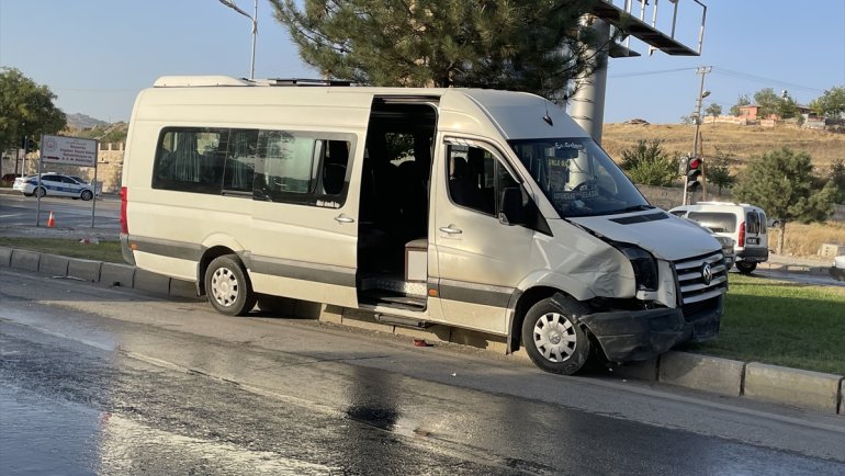 Elazığ'da minibüs ile otomobilin çarpışması sonucu 7 kişi yaralandı