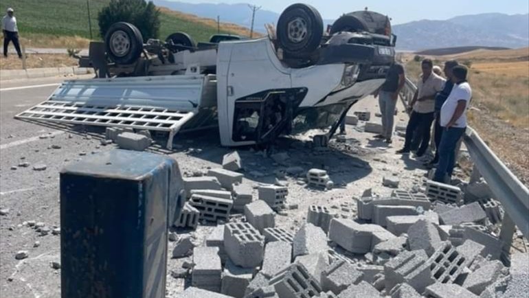 Elazığ'da pikap ve taksinin çarpışması sonucu 1 kişi öldü, 2 kişi yaralandı