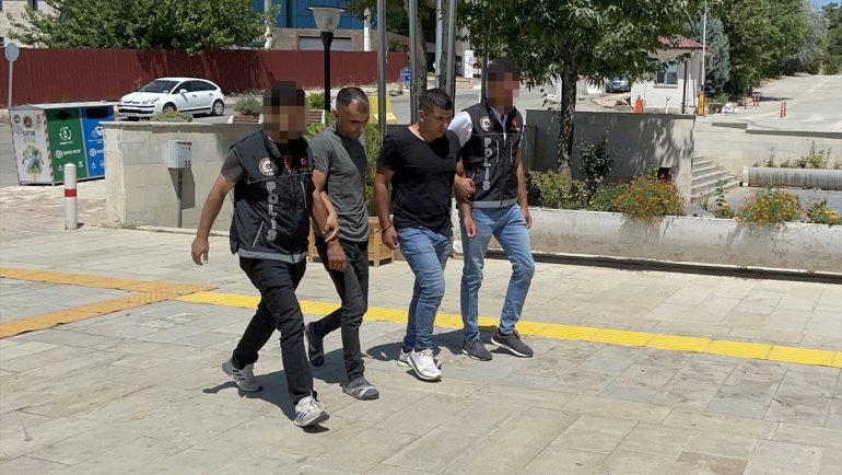 Poşetteki domateslerin arasına gizlenmiş sentetik uyuşturucu ele geçirildi