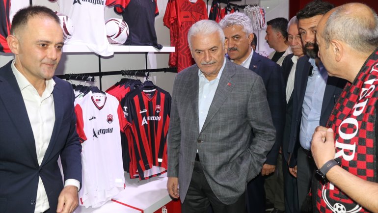 AK Parti'li Yıldırım, Anagold 24Erzincanspor-Tarsus İdman Yurdu maçını izledi