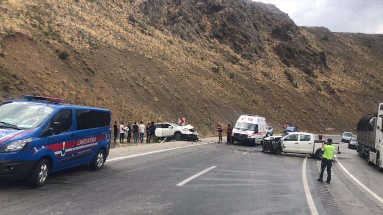 Erzincan'da iki aracın çarpışması sonucu 9 kişi yaralandı