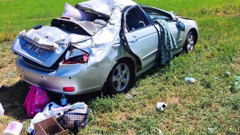 Erzincan'da şarampole devrilen otomobilde 6 kişi yaralandı