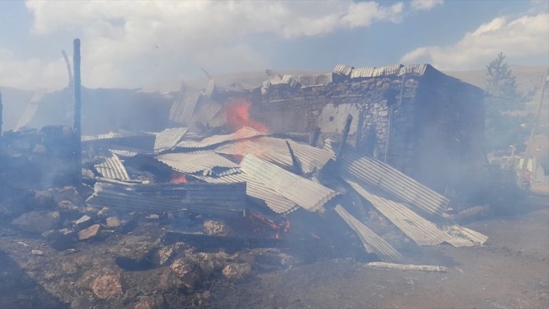 Erzincan'daki yangında ev ile odunluk zarar gördü