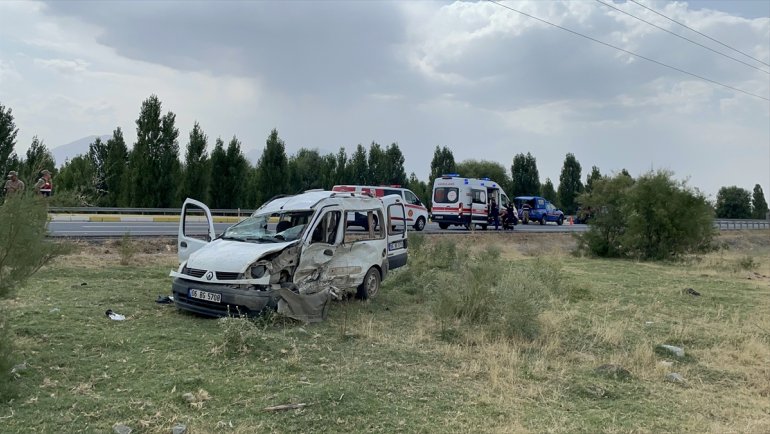 Erzincan'da hafif ticari araç ile cip çarpıştı, 7 kişi yaralandı