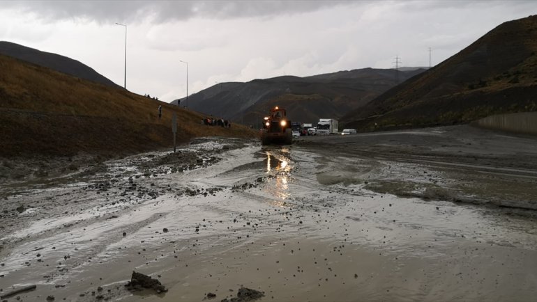 Erzincan-Sivas kara yolu heyelan nedeniyle ulaşıma kapandı