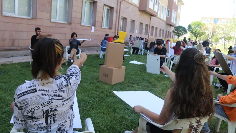 Erzincan'da üniversiteli olabilmek için "en iyi" resmi çizmeye çalıştılar