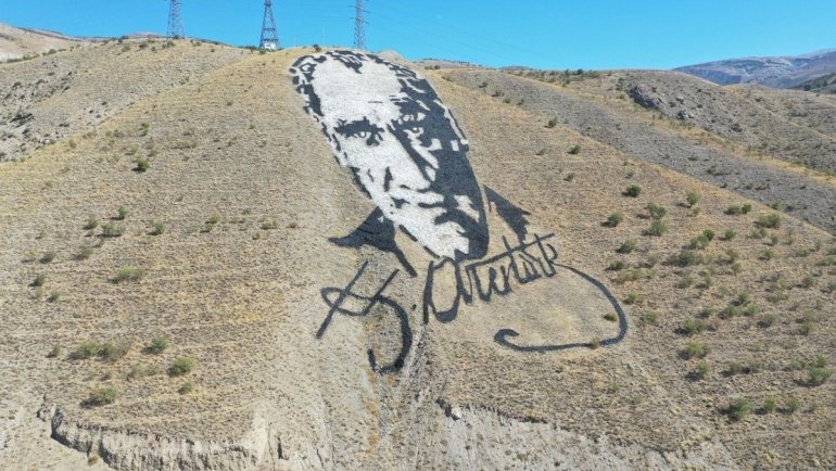 Erzincan Valiliğinden solmaya başladığı iddia edilen "Atatürk portresi" ile ilgili açıklama: