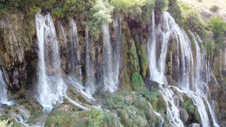 Erzincan'daki Girlevik Şelalesi yerli ve yabancı turistleri ağırlıyor