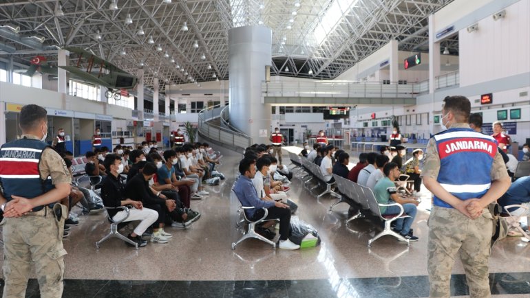 Erzurum'da Afganistan uyruklu 136 düzensiz göçmen ülkelerine gönderildi