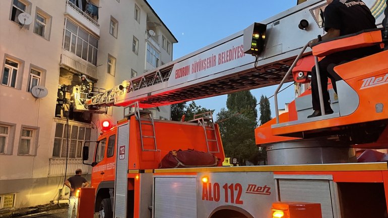 Erzurum'da binada çıkan yangın söndürüldü