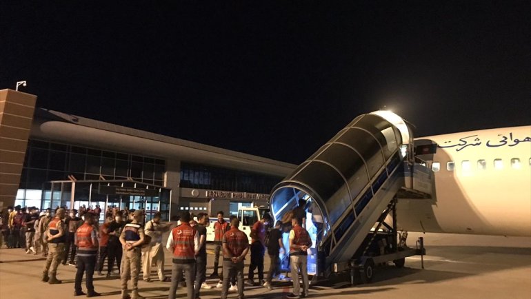 Erzurum'da Afganistan uyruklu 136 düzensiz göçmen ülkelerine gönderildi