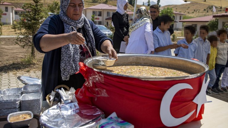 Erzurum'da koruma altındaki çocuklar ziyaretçilerine aşure ikram etti