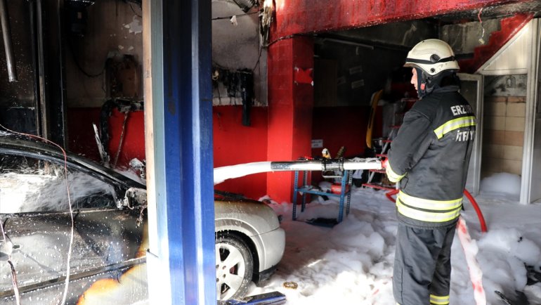 Erzurum'da LPG'li araç tamirhanesinde çıkan yangında 2 kişi yaralandı