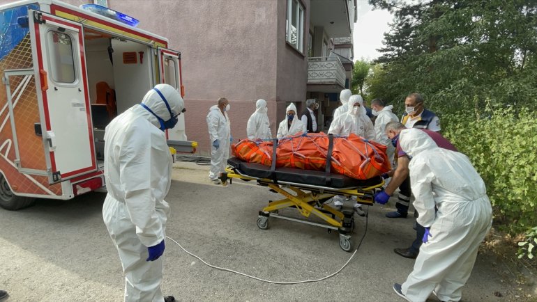Erzurum'da ölümü şüpheli bulunan kişinin cesedi 6 saatlik çalışmayla evinden çıkarıldı