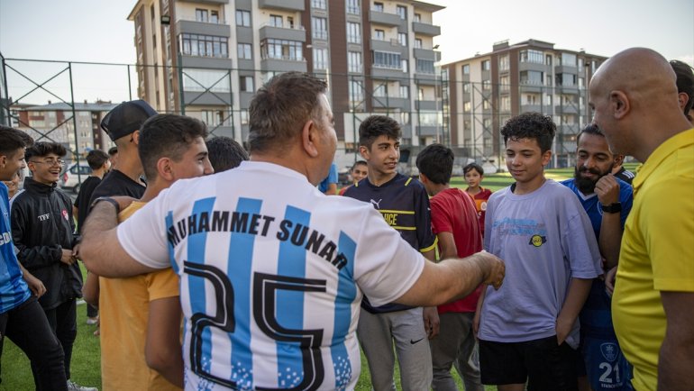 Erzurum'un Palandöken Belediye Başkanı Sunar, çocukların maç teklifini kırmadı