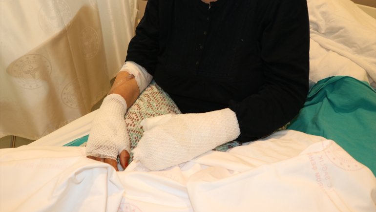 Piknik tüpünün parlaması sonucu yaralanan yaşlı kadının Erzurum'da tedavisi sürüyor