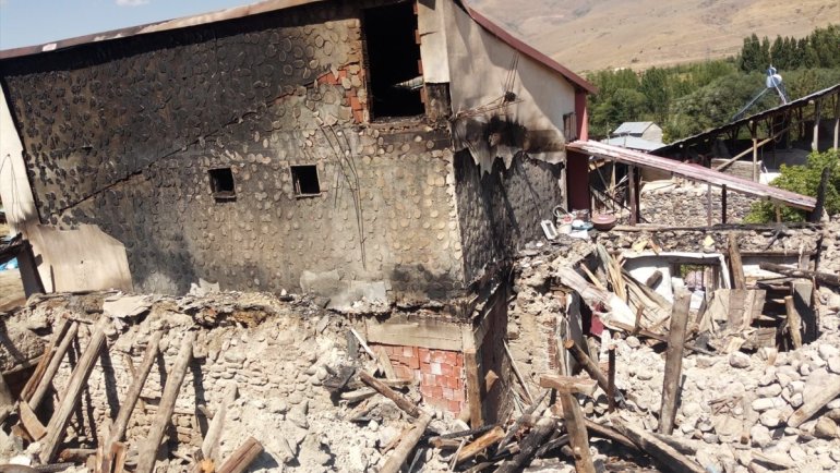 Yangında yaralanan Erzurumlu yaşlı çift, hasar gören evlerinin onarılmasını istiyor