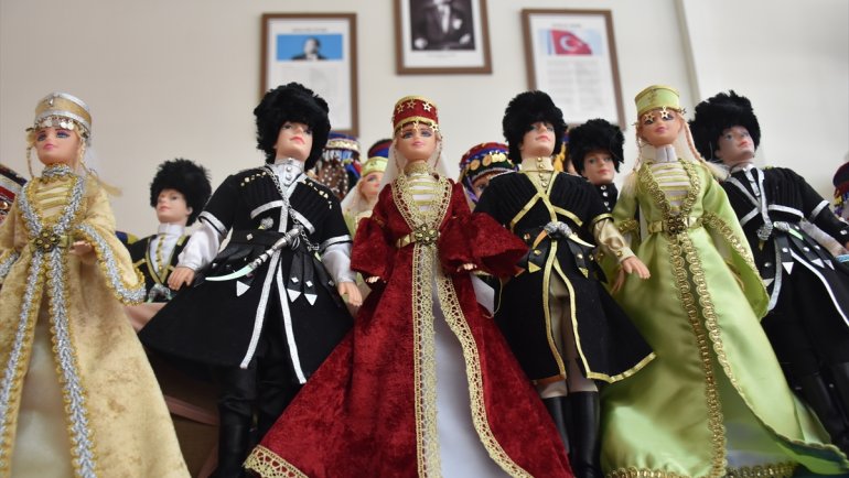Geleneksel Kafkas giysileri oyuncak bebeklerle gelecek nesillere aktarılıyor