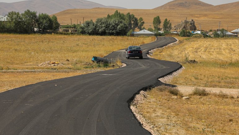 Gürpınar'da 5 mahallenin yolu asfaltlandı