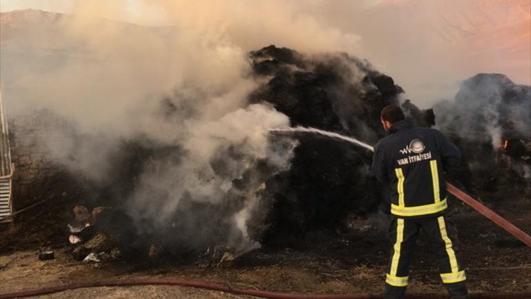 Gürpınar'da ot ve saman yığınlarının bulunduğu alanda çıkan yangın söndürüldü