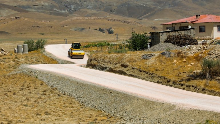 Gürpınar ilçesinde asfalt çalışmaları sürüyor