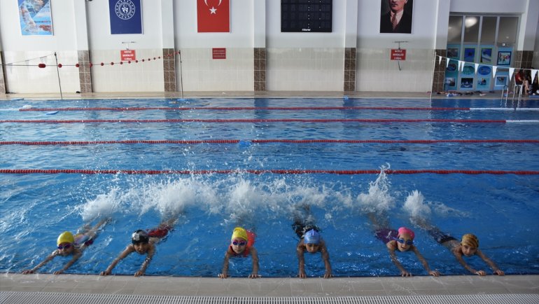Hakkari'de 2 yılda 12 bin çocuğa yüzme eğitimi verildi