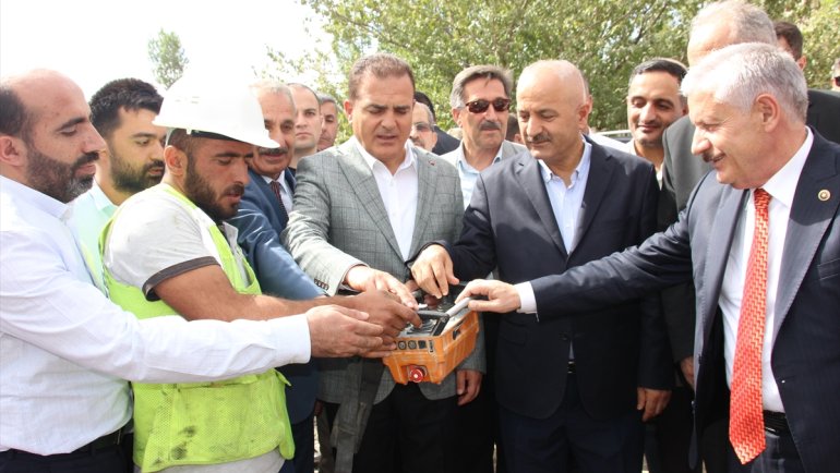 Hakkari'de cami ve taziye evinin temeli atıldı