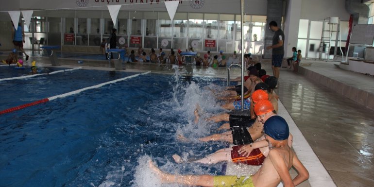Hakkari'de iki yılda 12 bin çocuğa yüzme eğitimi verildi