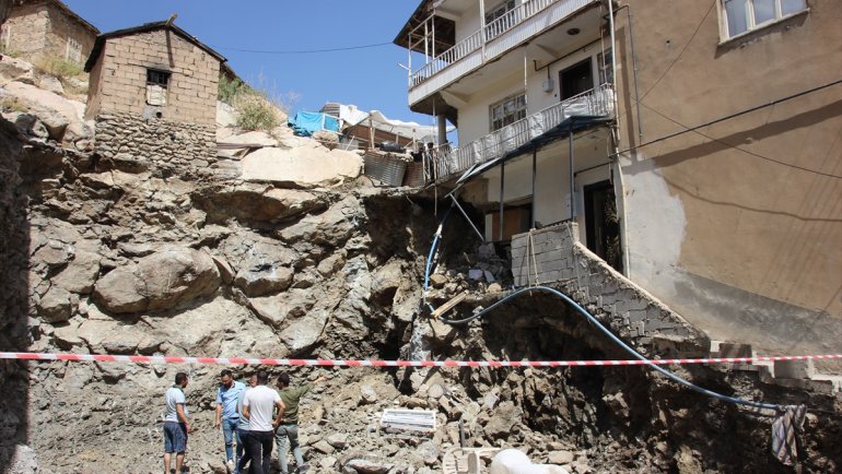 Hakkari'de temel kazısı sırasında mutfak duvarı yıkılan bina mühürlendi