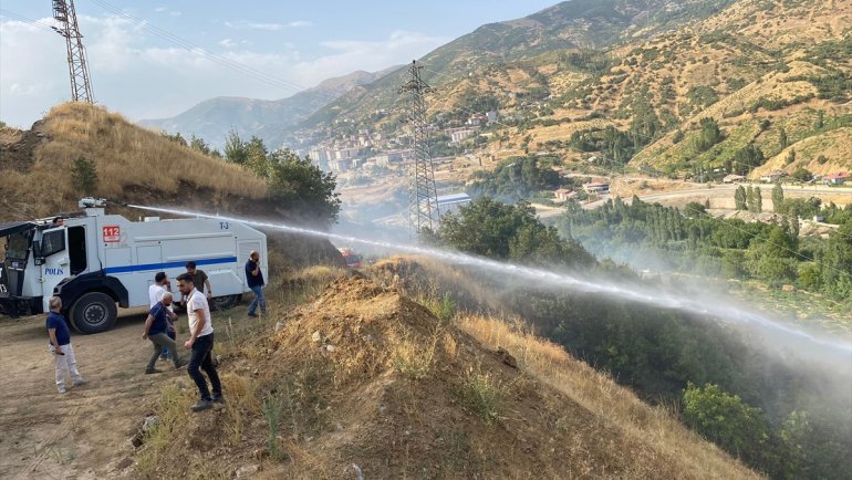Şemdinli'de ağaçlık alanda çıkan yangın söndürüldü