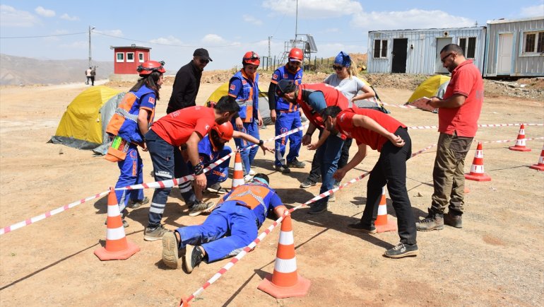 UMKE gönüllüsü olmak isteyen sağlıkçılara 2 bin 800 rakımda zorlu eğitim