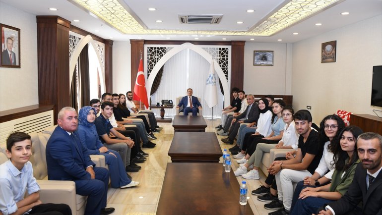 Hakkari Valisi Akbıyık, başarılı öğrencilerle bir araya geldi