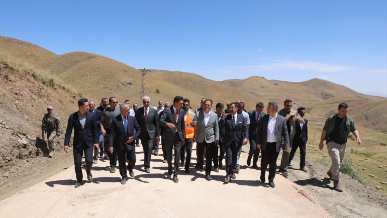 Hakkari Valisi Akbıyık, Yüksekova'da ziyaretlerde bulundu